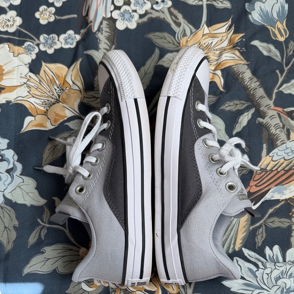 Converse women's Grey and Silver Sneakers size 7.5 - Picture 8 of 10